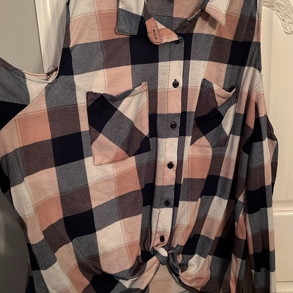 Rue 21 cold shoulder cropped pink and black flannel - Picture 3 of 6